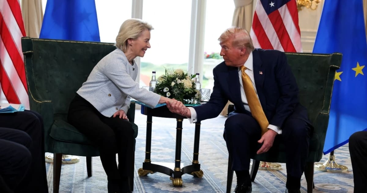 Líderes políticos de Estados Unidos y la Unión Europea estrechándose la mano durante una reunión oficial, con banderas de ambos bloques en el fondo