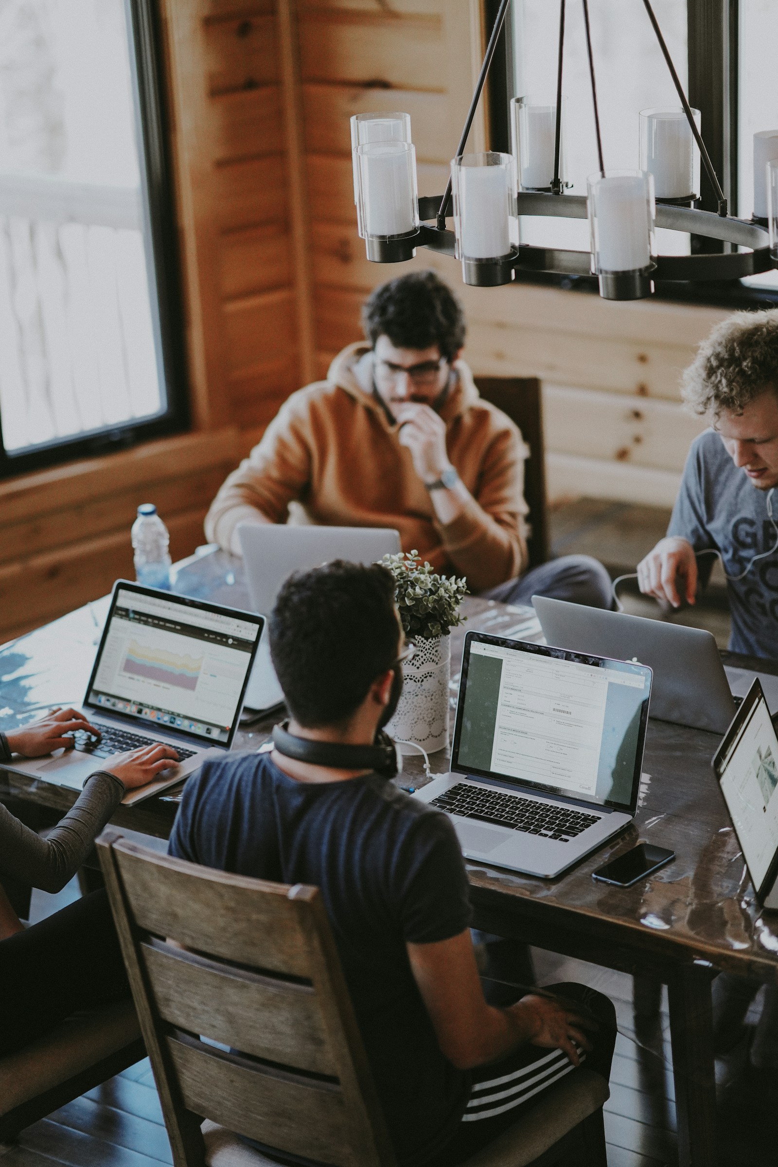 Profesionales reunidos alrededor de una mesa de trabajo